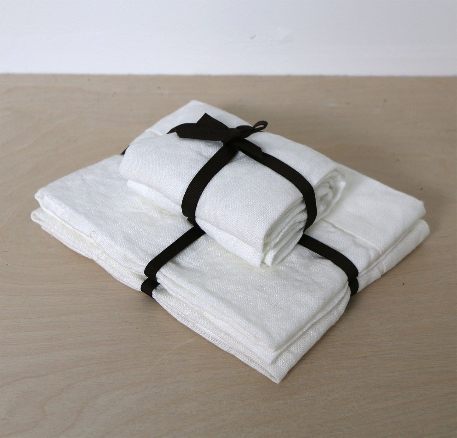https://www.roughlinen.com/cdn/shop/products/orkney-linen-hand-towel-set-white_2000x.jpg?v=1604748713
