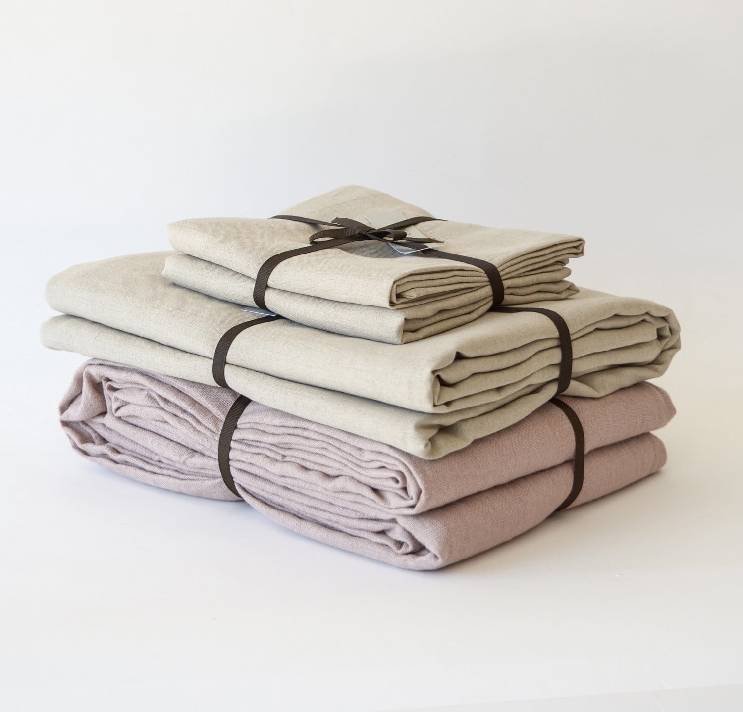 https://www.roughlinen.com/cdn/shop/products/orkney-smooth-linen-summer-bed-sheets-set-natural-pink-dusk_6fa8f504-6cb3-4abd-bd7d-7abae7ade820_2000x.jpg?v=1604746672